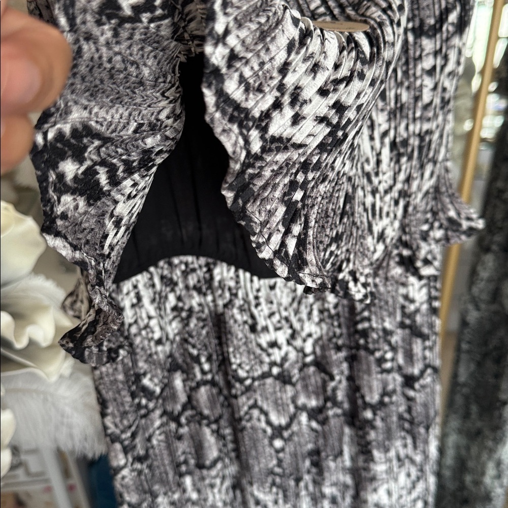 Black & White Snake-Print Sleeveless Jumpsuit - Picture 4 of 5